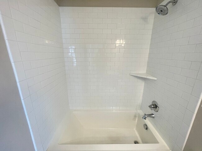 Building Photo - Bristol Creek 2 bedroom unit with fenced p...