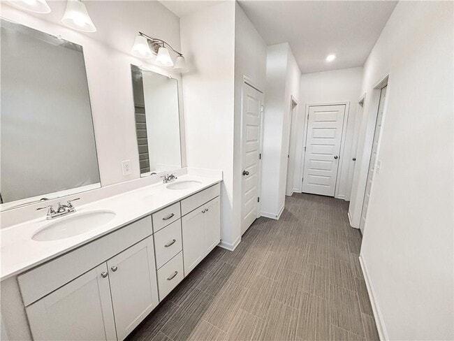 Building Photo - 5784 Silver Lk Dr