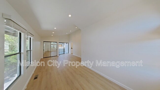 Building Photo - 2102 Cliff Dr