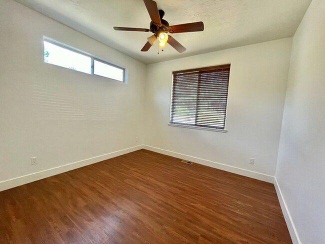 Building Photo - Beautiful 3BR/2BA Townhome Near Lake Pagos...