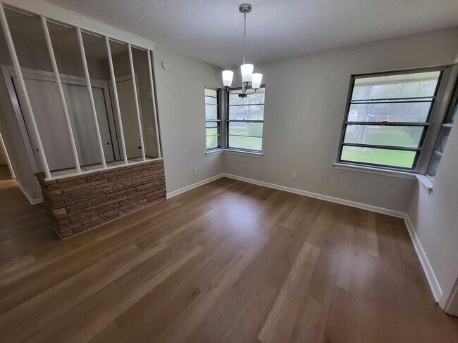 Building Photo - 706 Maple St