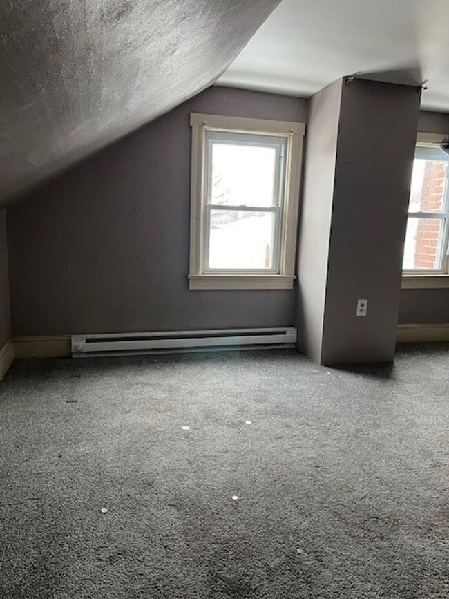 Building Photo - 3 bedroom 1.5 bathroom