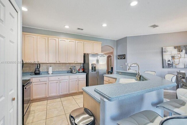 Building Photo - 321 Corvina Dr