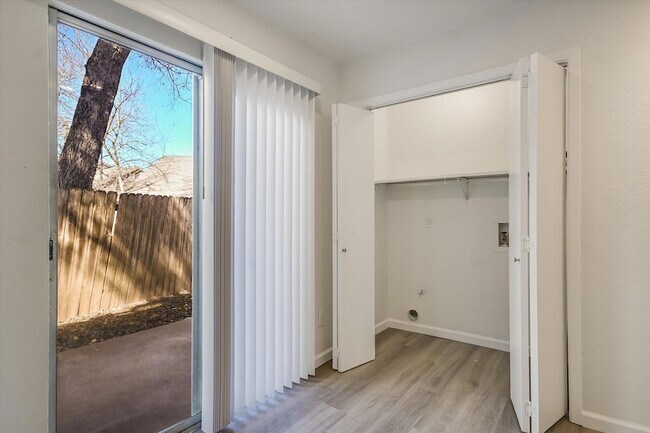 Building Photo - 1402 Waterloo Tr