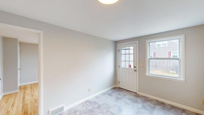 Building Photo - 97 Linton St