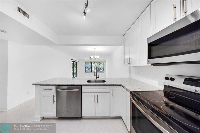 Building Photo - 2300 S Cypress Bend Dr