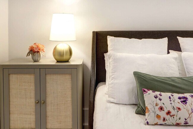 Building Photo - 306 E Victory Dr