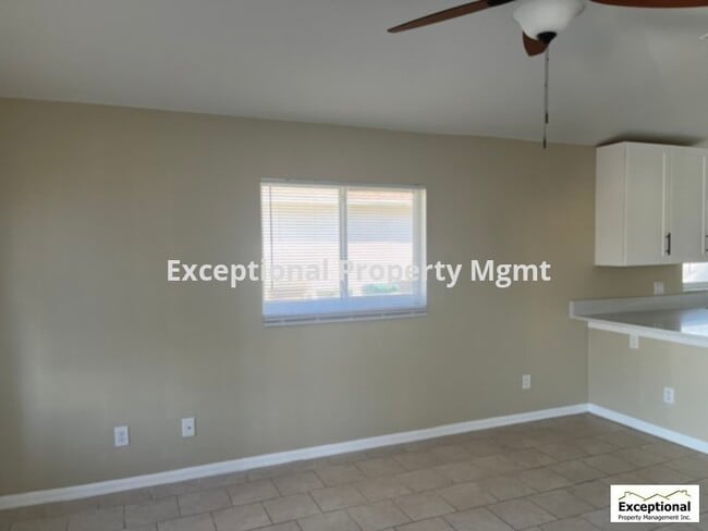 Building Photo - 2x2 Duplex with Garage! Available Now! Owners Special!