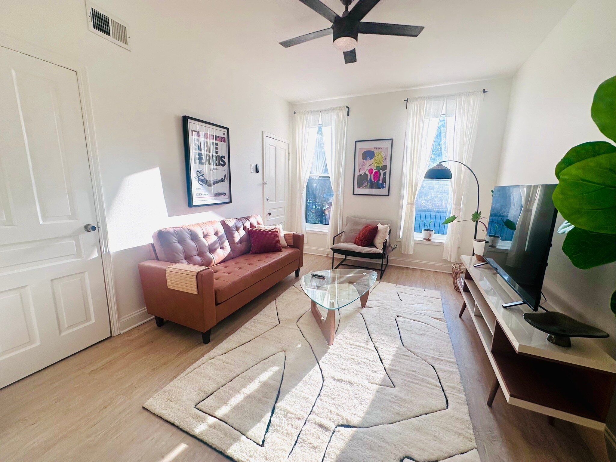 Building Photo - 2014 N Oakley Ave