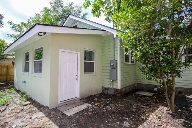 Building Photo - Spacious 4 Bedroom, 2.5 Bath Home in Savan...