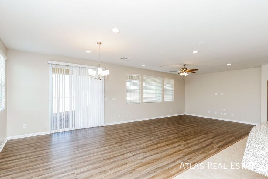 Building Photo - 577 Comodo St