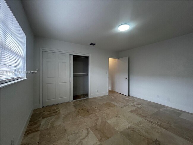Building Photo - 916 SW 10th St