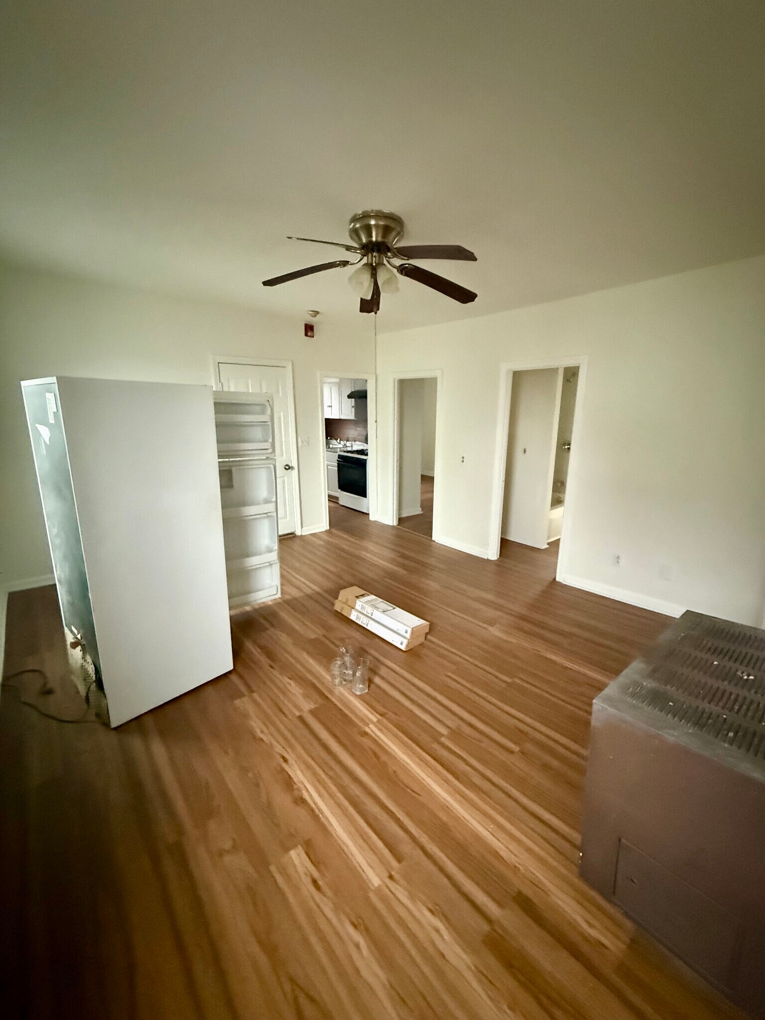 living room photo2 - 198 Belleville Rd