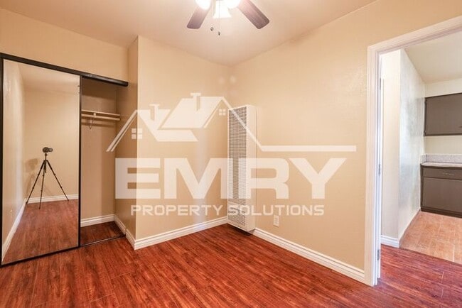 Building Photo - 2 Bed 1 Bath Unit for Rent in East Los Angeles Parking Available