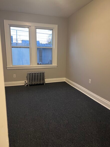 Building Photo - 562 N Maple Ave