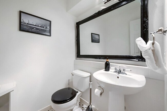 Building Photo - 2 BDR Gorgeous Updated Townhome with Huge Garden