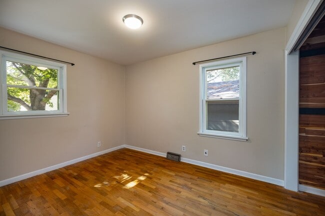 Building Photo - Cute midtown home for rent - pet friendly