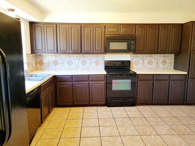 Building Photo - Spacious 3 Bedroom Available NOW!