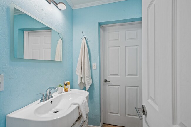2nd Bedroom En Suite - 1127 S Osprey Ave