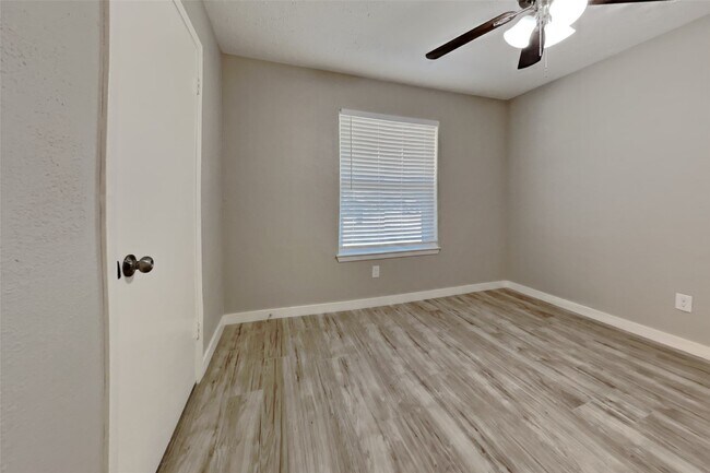 Building Photo - 10207 Horseshoe Bend Dr