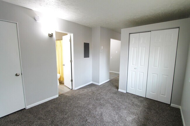 Building Photo - Great location and beautiful updates. Pet friendly one bedroom in Bellevue.