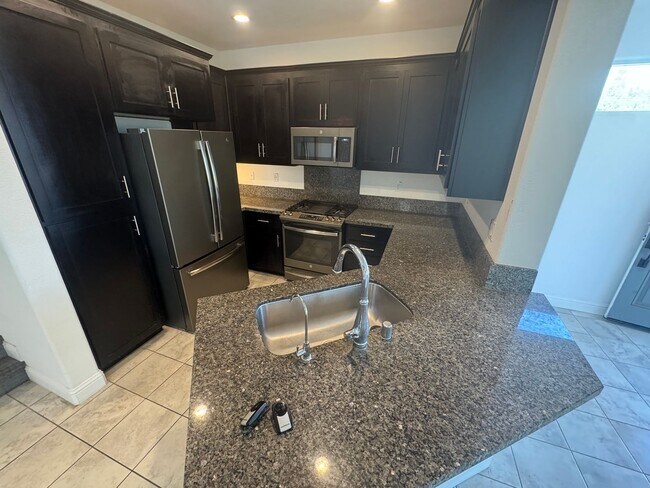 Building Photo - 3 bedroom | 3.5 bathroom | Davis Single Fa...