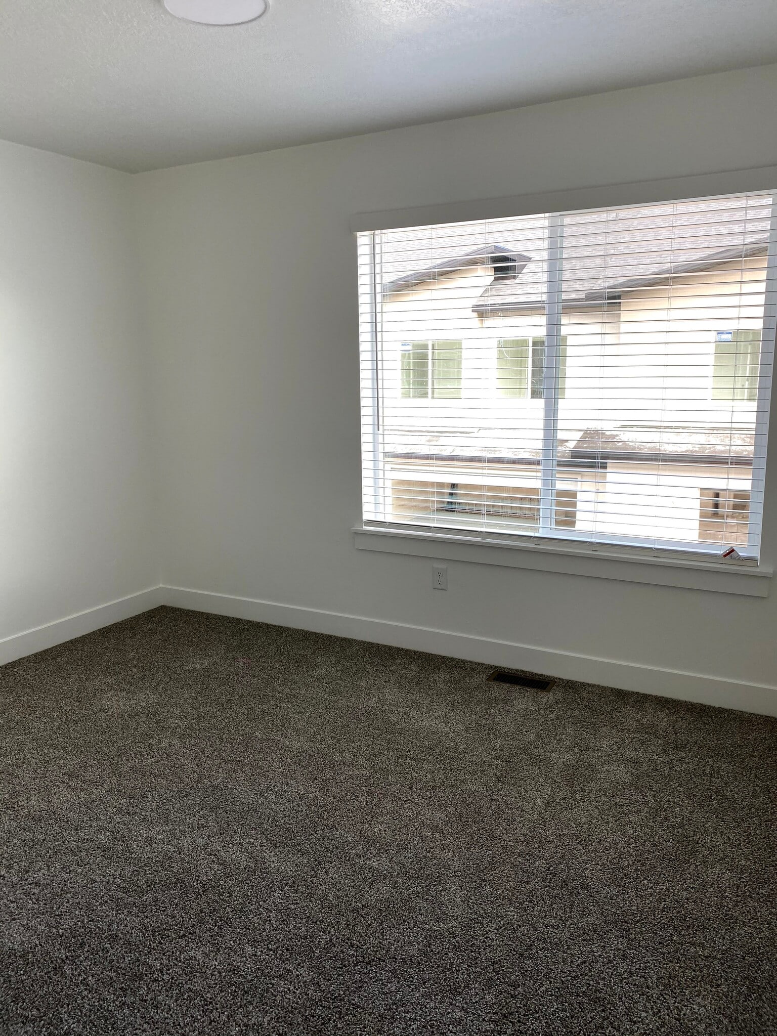 Building Photo - 424 W 40 S