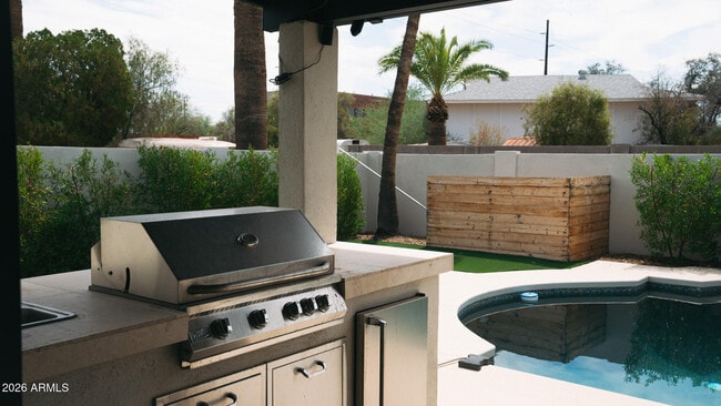 Building Photo - 8743 E Bonita Dr