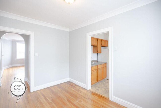 Building Photo - Bright and Sunny Cicero apartments! SPECIAL OFFER!