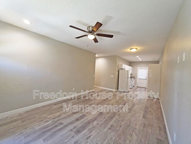 Building Photo - 1121 Sixshooter Ave