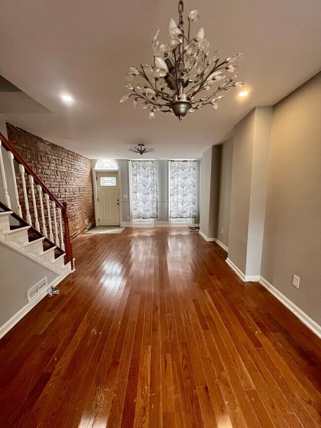 Building Photo - Stunning 4-Bedroom Townhome in the Heart o...