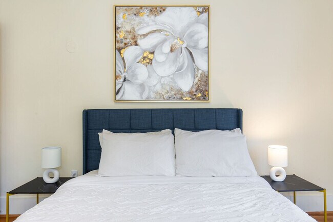 Building Photo - 710 10th Ave E