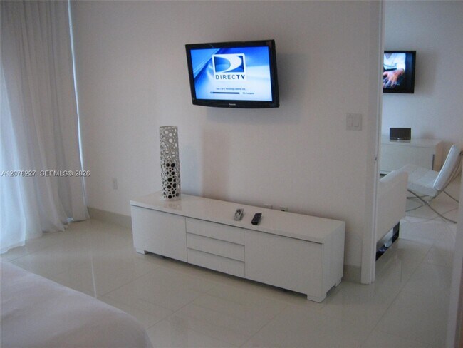 Building Photo - 485 Brickell Ave