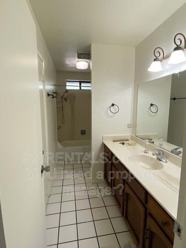 Building Photo - 801 W University Heights Dr S