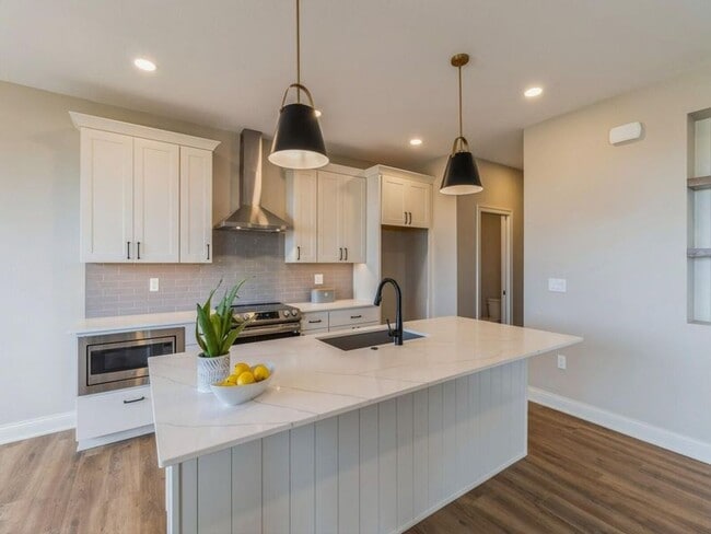 Building Photo - 2105 Lacey Dr