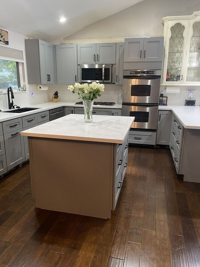 Building Photo - Single story 4 bedroom home with large floorplan and a backyard made for entertaining