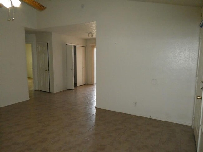 Building Photo - 8705 Pineridge Dr