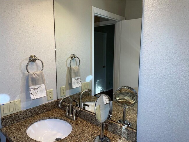 Building Photo - 1602 Southgate Cir