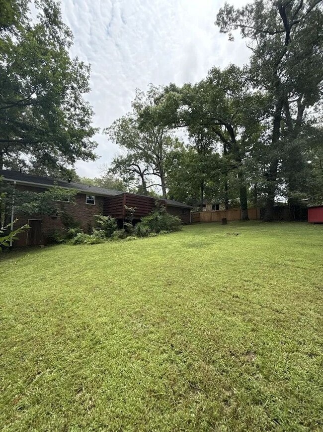 Building Photo - 2407 Summerland Dr
