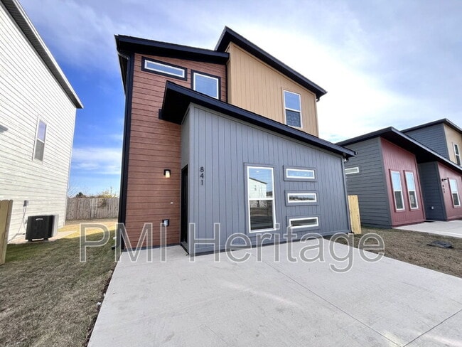 Building Photo - 841 Reading RR Ln