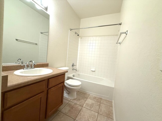 Building Photo - 2 bed/2.5 bath Townhome in Central Arvada ...