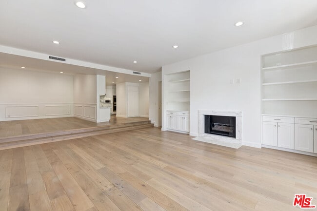 Building Photo - 133 S Oakhurst Dr