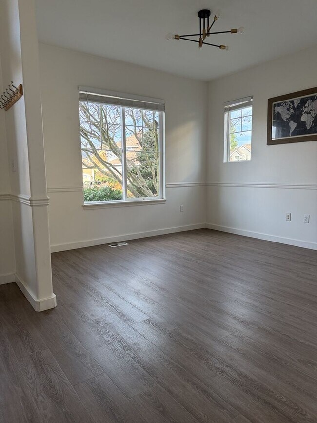 Building Photo - Spacious 3 Bed/2.5 Bath Federal Way Home.