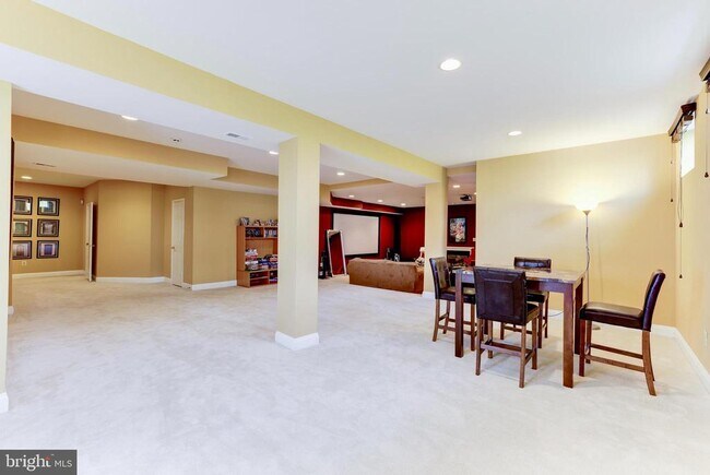 Building Photo - 2945 Oakton Knoll Ct