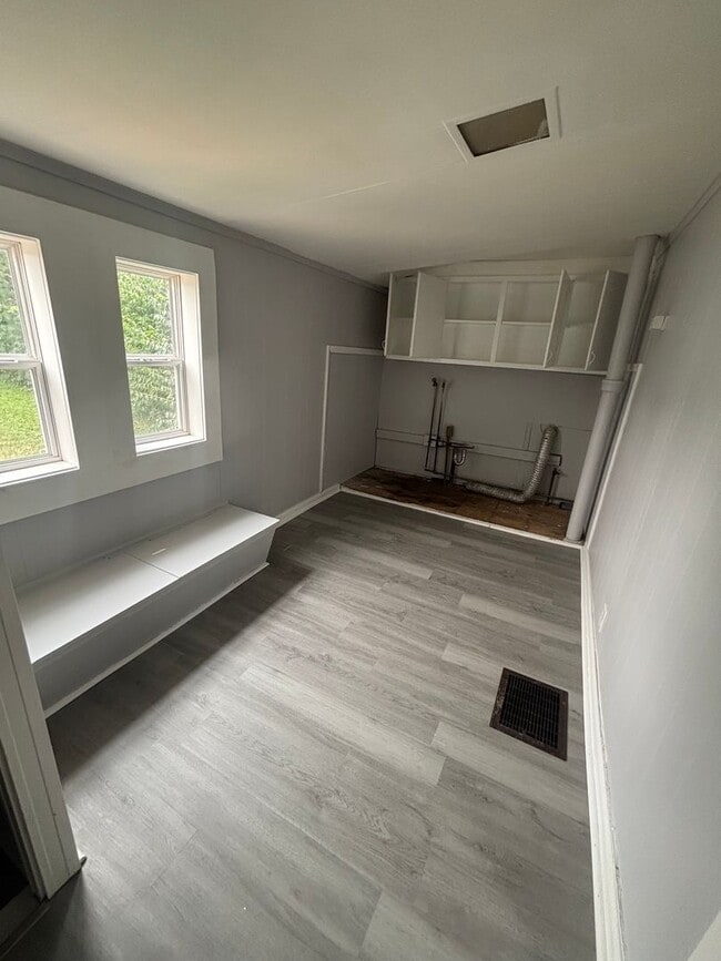 Building Photo - 2bd Single Cash Pay/Section 8