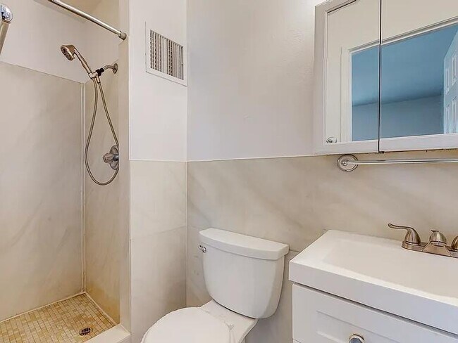 Building Photo - 1701 Hoffman Dr NE