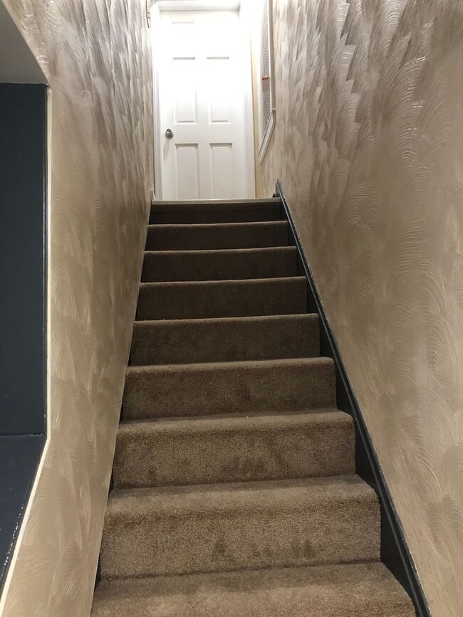 Building Photo - Brentwood 3 bedroom Duplex