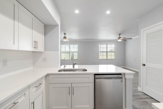 Building Photo - Fully updated 2/2 unit available now for a...