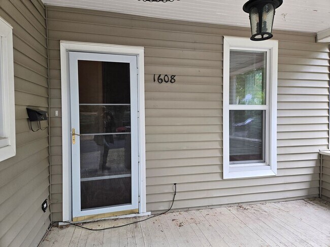 Building Photo - South Hill Home!! Available Now!