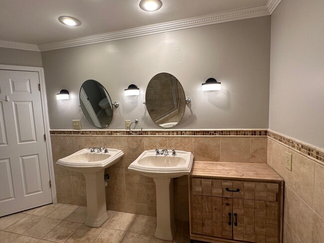 Building Photo - 3505 Lakeside Ct